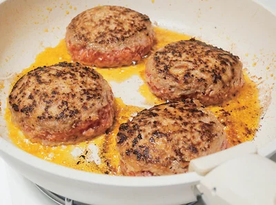 【作り方3】フライパンに油を熱し、中火～強火で片面1～2分ずつ両面を焼く。