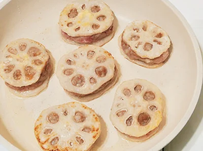 【作り方3】フライパンに油を熱し、2を両面揚げ焼きにする。焼き色がついたら余分な油をキッチンペーパーでふきとる。