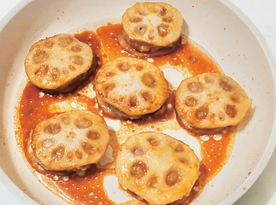 【作り方4】調味料を入れ、蓋をして2分蒸し焼きにする。蓋を取り、タレが絡まるまで煮詰める。付け合わせとともに器に盛る。