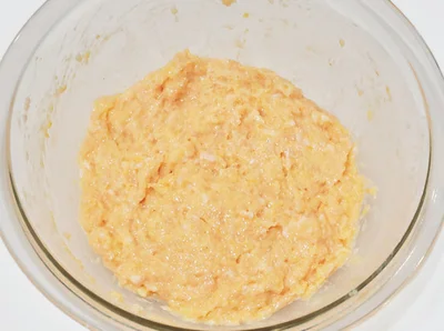 【作り方1】ボウルにタネの材料を入れてよくこねる。