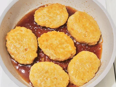 【作り方3】焼き色がついたら裏返し、調味料を入れ、弱火にして蓋をし、2分蒸し焼きにする。タネがやわらかいのでひっくり返すときはやさしく丁寧に。