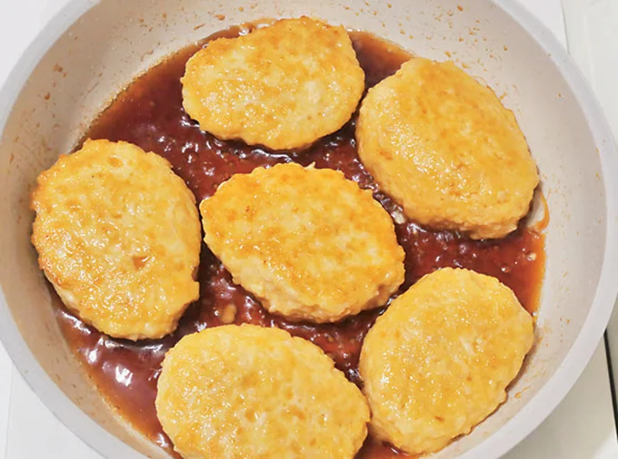 【作り方3】焼き色がついたら裏返し、調味料を入れ、弱火にして蓋をし、2分蒸し焼きにする。タネがやわらかいのでひっくり返すときはやさしく丁寧に。