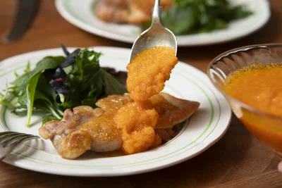 チキンソテーの”春にんじんドレッシング”がけ