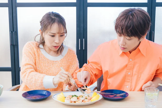 にんにくへの覚悟を決めた小山さんの顔…!▷次はトマトなしポキ丼に満足げな顔の小山さん