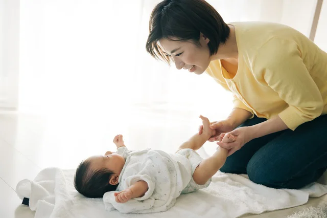 こすらずスッキリ！おむつ替えをスムーズに。赤ちゃんのお肌にやさしい潤いケアアイテムが新登場
