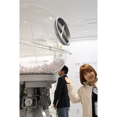 オリジナルグッズが当たる巨大なガチャガチャも！ レタスクラブWEBの山上編集長も気になっていた様子！