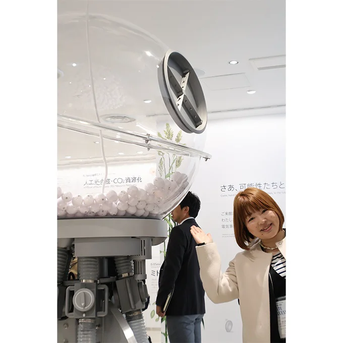 オリジナルグッズが当たる巨大なガチャガチャも! レタスクラブWEBの山上編集長も気になっていた様子!