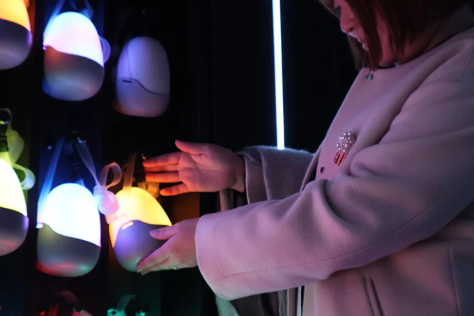 一人ひとつ「タマゴ型デバイス」をセレクト