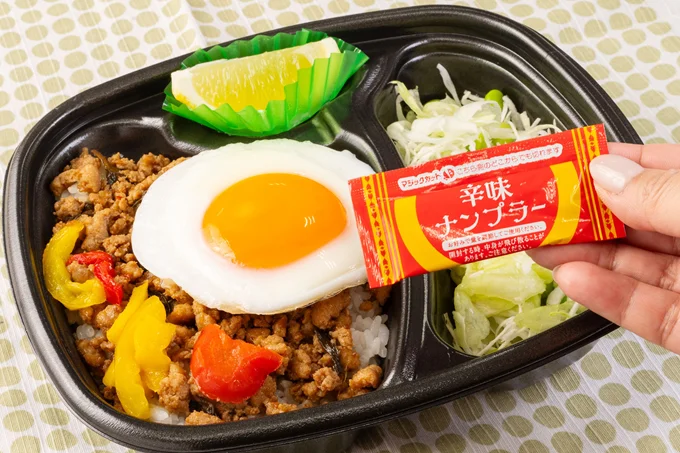 別添えでナンプラーやレモンも