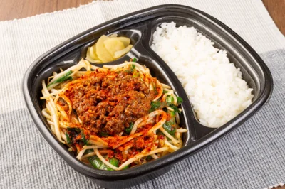 「旨辛台湾まぜ麺弁当」（690円）