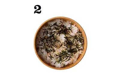 刻みのりをパラパラ