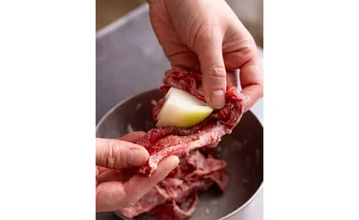 玉ねぎがバラバラにならないよう、牛肉で包んで