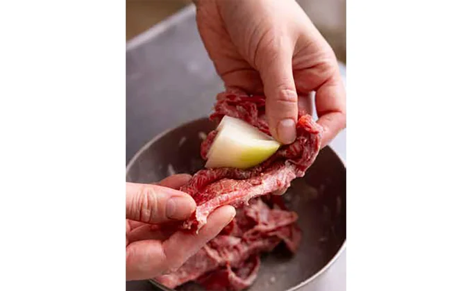 玉ねぎがバラバラにならないよう、牛肉で包んで