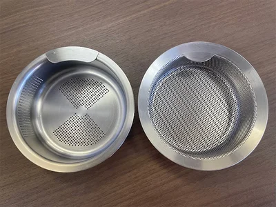 IWANO 排水口 ゴミ受け(左：新サイズの新商品直径135ミリ／右：第一弾商品直径144ミリ)