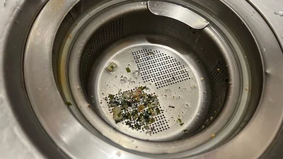 ゴミが絡まらず使いやすいパンチング加工