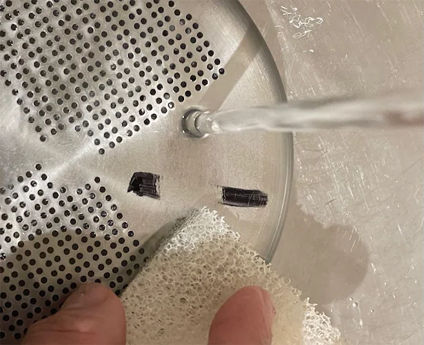 油性マジックでかいた箇所も水に濡らして軽くこするだけでスルリと落ちます