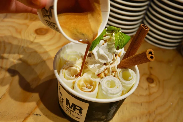 冬こそ食べたい濃厚アイス！ くるくるロールアイスが日本上陸