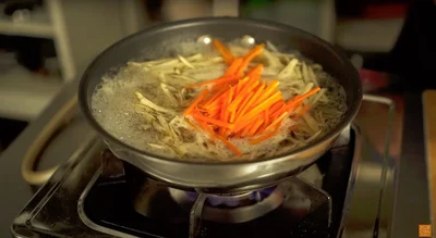ごぼうに火が通るまで、2〜3分茹でる