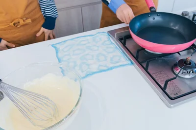 濡れ布巾はフライパンのすぐ横にスタンバイ