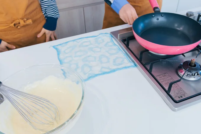 濡れ布巾はフライパンのすぐ横にスタンバイ