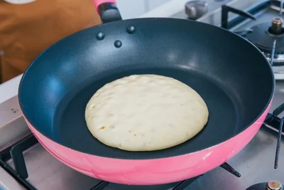 生地全体から気泡が出てきたら裏返す合図