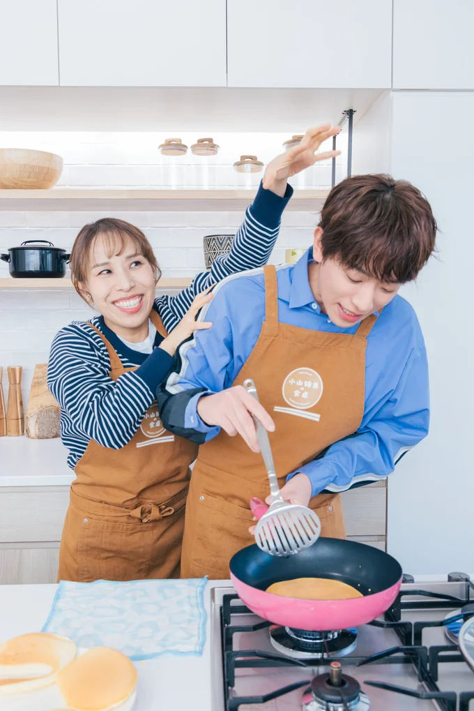 頭をわしゃわしゃされるレアな小山さんの姿