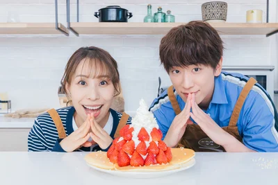 いちごの山の前で喜びのポーズをする可愛すぎる小山慶一郎さんとみきママ！2人とも目がきゅるんきゅるん！