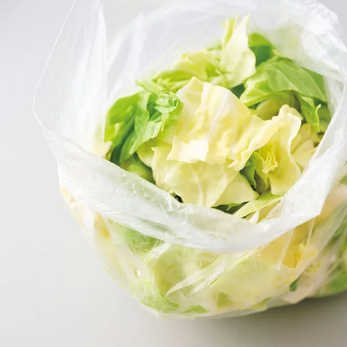 キャベツ1/2個( 約500g)は、4cm四方に切る