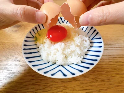 炊きたてごはんの上に高級卵を落として