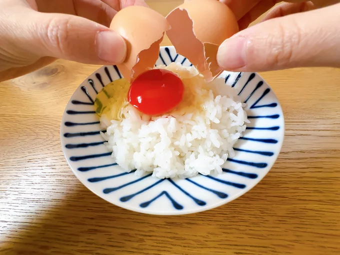 炊きたてごはんの上に高級卵を落として