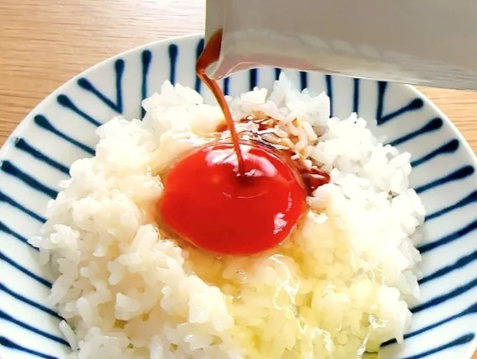 しょうゆをたらして