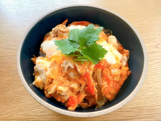 専門店さながらの真っ赤な親子丼
