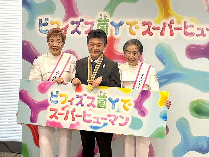 「森永乳業万博ブース」の「スーパーシニアアテンダント」