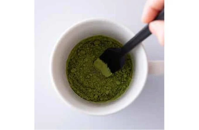 【作り方1】マグカップにはちみつ、抹茶パウダーを入れて、ゴムベラでなじむまでよく混ぜる