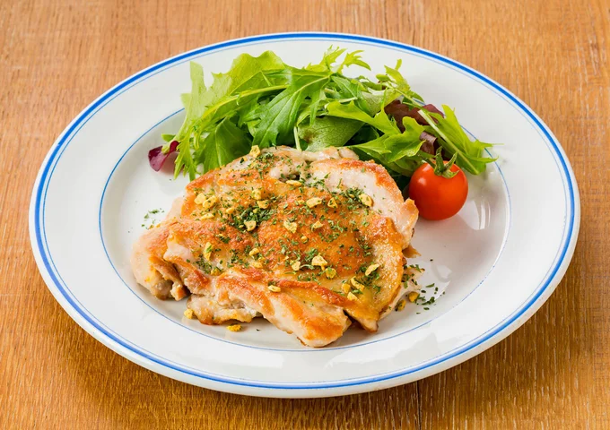 鶏もも肉に「ガーリックマヨ」をもみ込んで焼くだけ!
