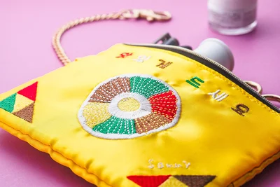 ポイントは畳刺繍の上からさらに刺繍を重ねて表現したぷっくり感