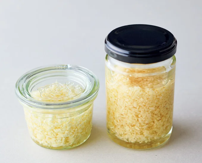 にんにく・しょうがのみじん切り:保存瓶に入れ、サラダ油やオリーブ油などをひたるくらいに入れる
