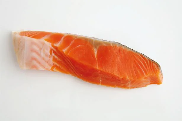 たれで煮からめた鮭でご飯がすすむ!