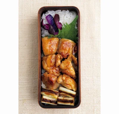 【人気YouTuberが教える！】七味唐辛子でピリッと。楽に作れる「焼きとり丼弁当」／頑張らないお弁当（3）