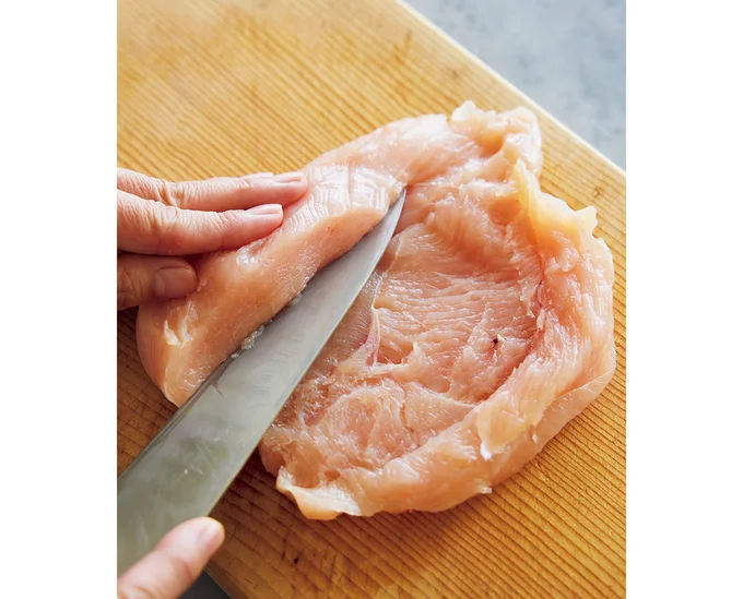 とり肉の厚みが3㎝くらいある場合は、観音開きにして厚みを均一にすると、少ない油でも揚げやすい。