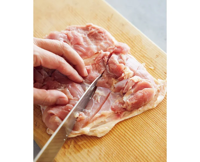 とり肉は身側に切り目を入れておくことで、熱が入りやすくなり、ジューシーに仕上がる。