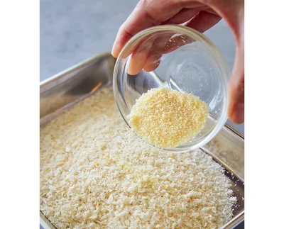 パン粉に粉チーズをプラス。小さいえびでも風味がアップし、食べごたえが増す。