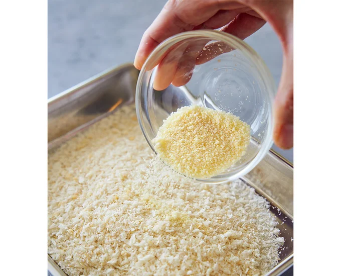 パン粉に粉チーズをプラス。小さいえびでも風味がアップし、食べごたえが増す。