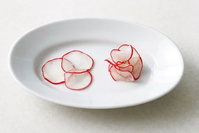 薄く切って塩もみした漬物は、花びらのように
