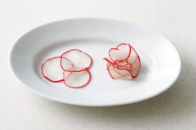 薄く切って塩もみした漬物は、花びらのように