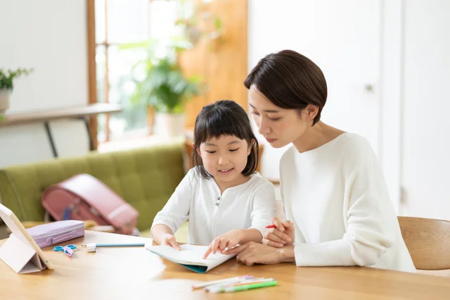 子どもの勉強後もすぐに机が片付く！ママ建築士が生み出した、収納つきダイニングテーブルに注目