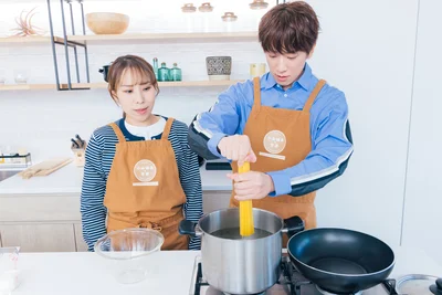パスタ、かっこよく鍋に入れられるかな？