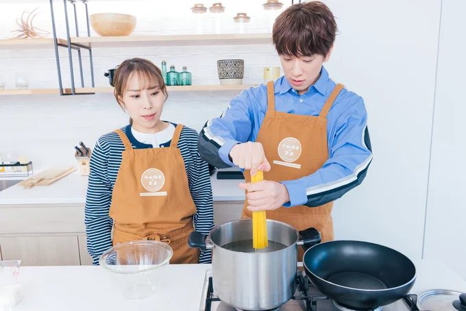 パスタ、かっこよく鍋に入れられるかな?