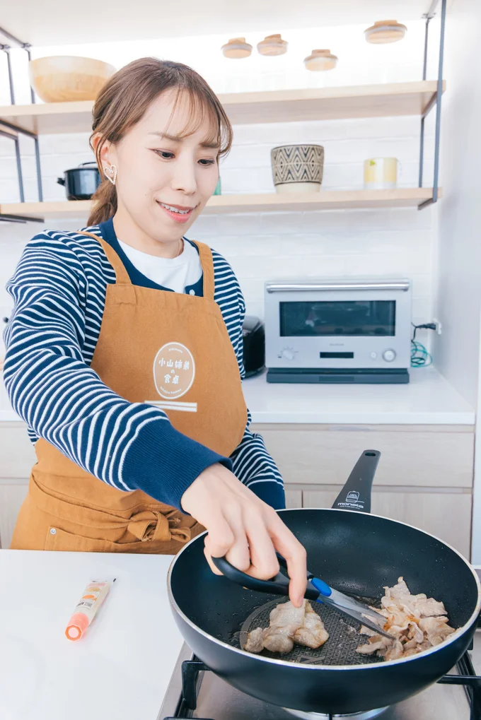 慣れた手つきで豚肉をカット!