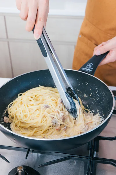 オイスターソースが入ってソースの色もウニパスタ風に！